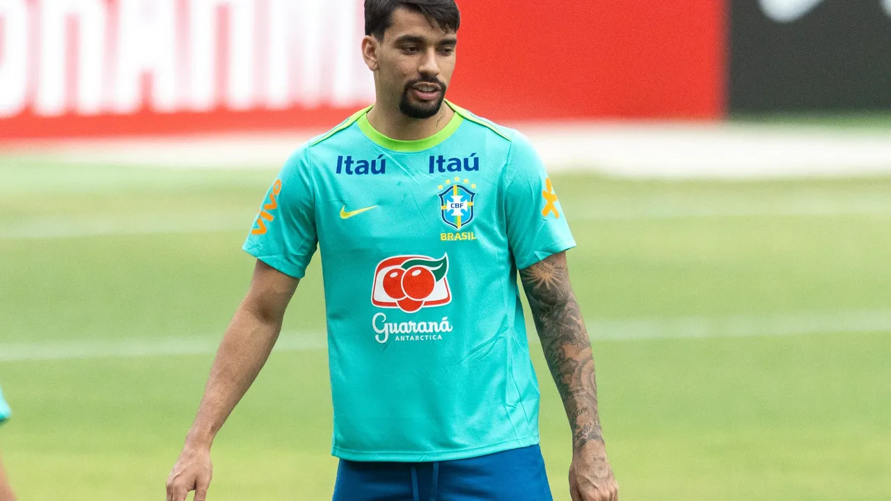 Lucas Paquetá e Arrascaeta comemorando gol em campo durante partida do Flamengo na Libertadores no Maracanã