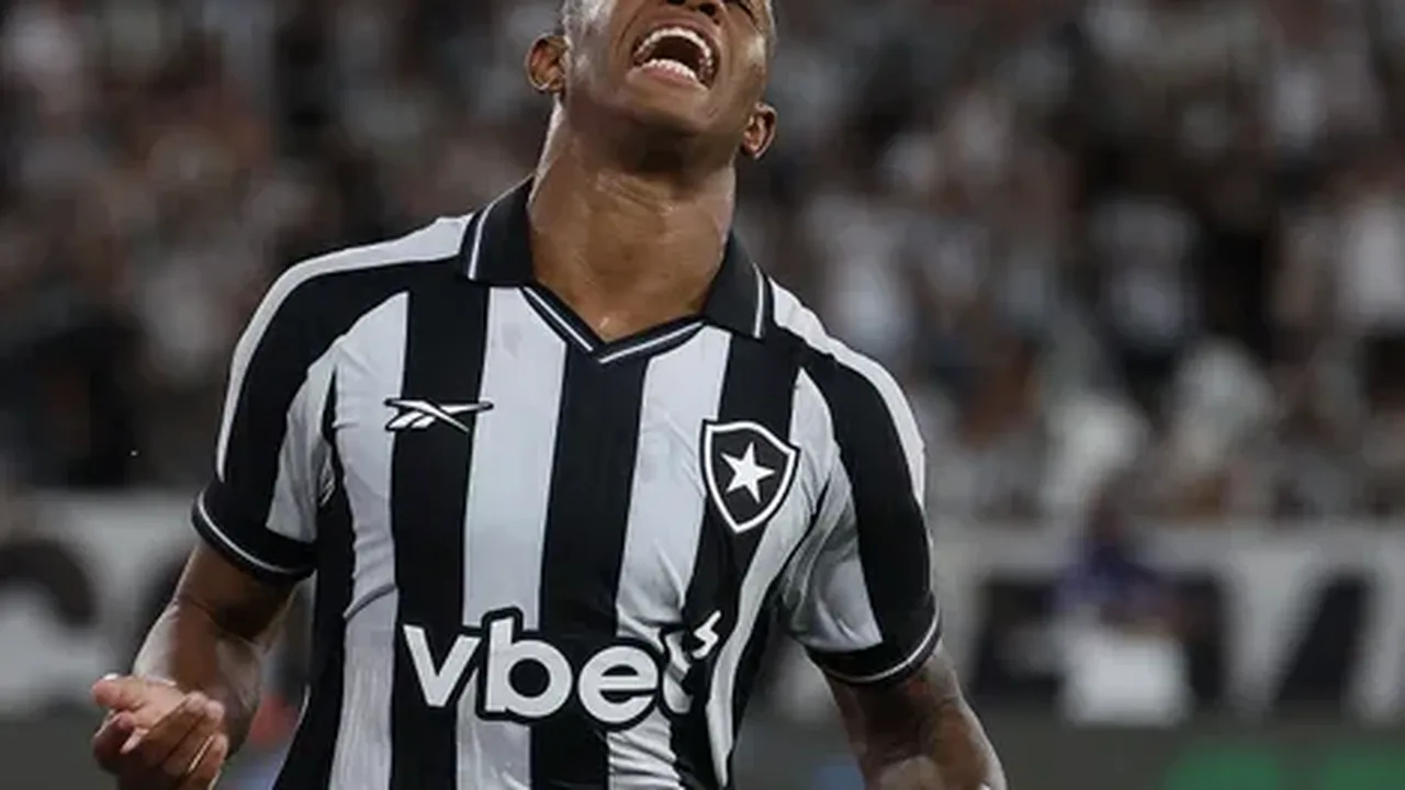 Danilo comemorando com camisa do Botafogo após recusar proposta milionária do futebol russo