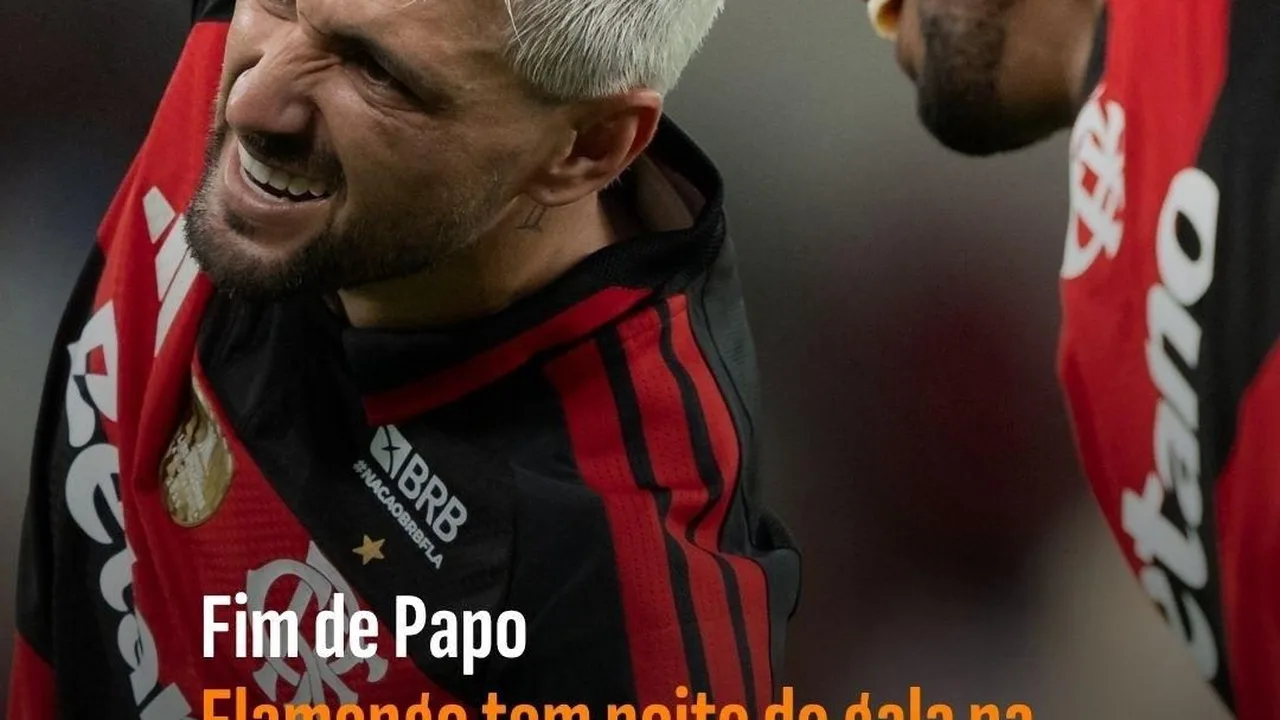 Leonardo Jardim orientando jogadores do Flamengo durante treino no meio-campo do Ninho do Urubu