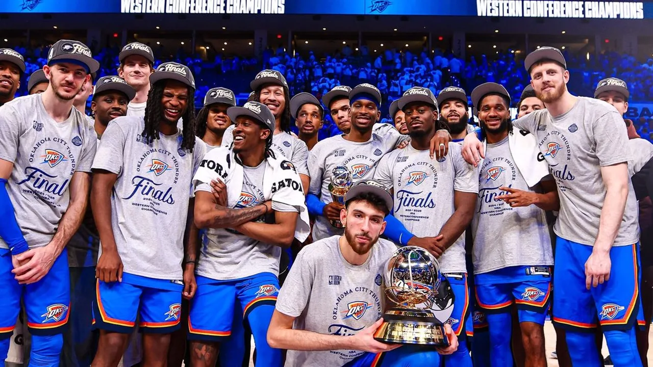 Jogadores do Oklahoma City Thunder comemorando vitória em quadra da NBA com uniforme azul e laranja