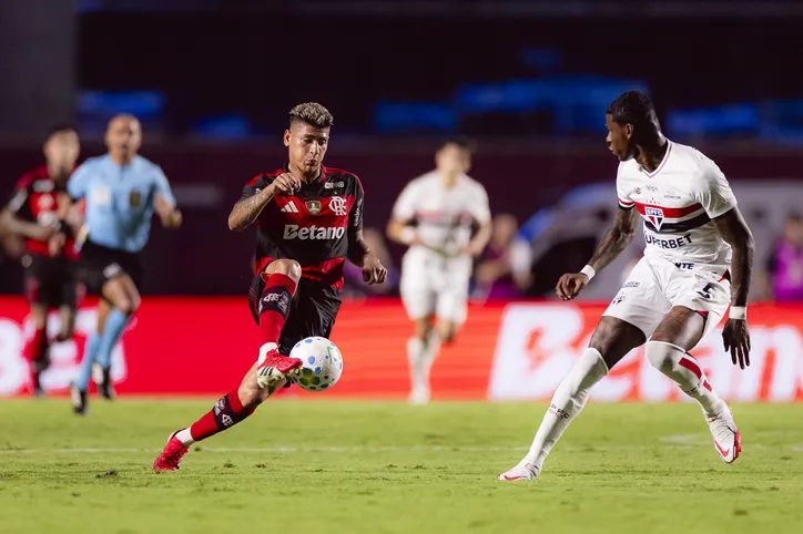 Pressão por definição tática aumenta Torcida Jovem cobra elenco do Santos em