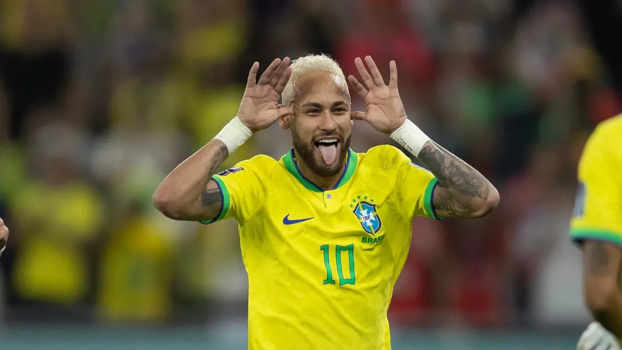 Neymar com camisa da Seleção Brasileira em campo durante partida oficial