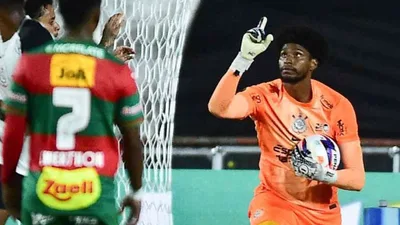 Polícia indicia dois torcedores por racismo contra Hugo Souza em fevereiro