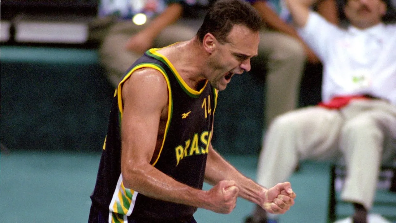 Oscar Schmidt arremessando bola de basquete em quadra durante partida histórica da seleção brasileira