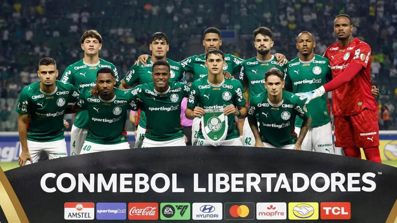 Abel Ferreira orientando jogadores do Palmeiras durante partida contra Sporting Cristal no Allianz Parque pela Libertadores