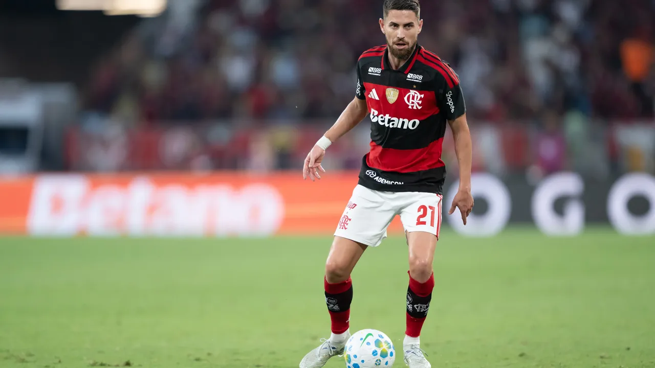 Lucas Paquetá comemorando gol pelo Flamengo no Maracanã durante partida da Copa Libertadores