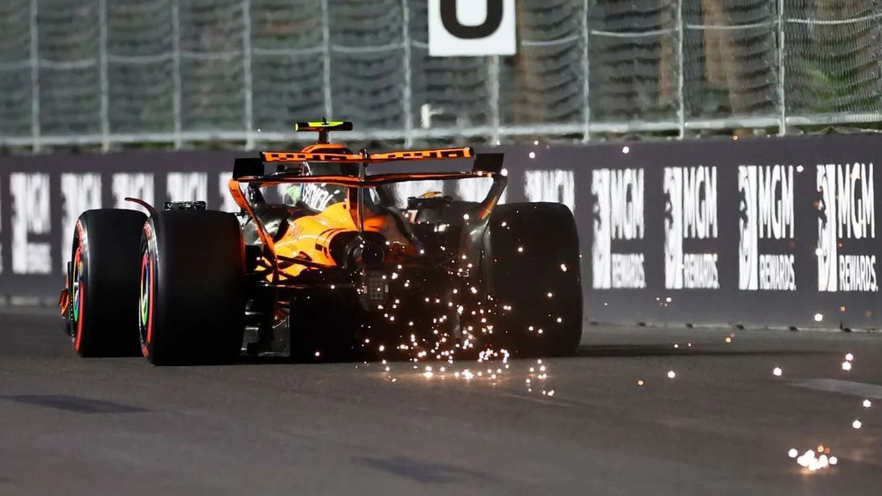 Lando Norris da McLaren em ação na pista durante corrida de Fórmula 1 com carro laranja em alta velocidade