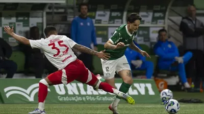 Abel improvisa Khellven na lateral e Palmeiras sofre para finalizar sem Vitor Roque