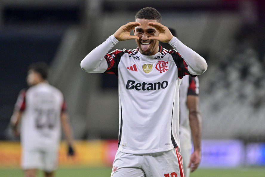 A reinvenção posicional de Samuel Lino Samuel Lino revela preferência tática po