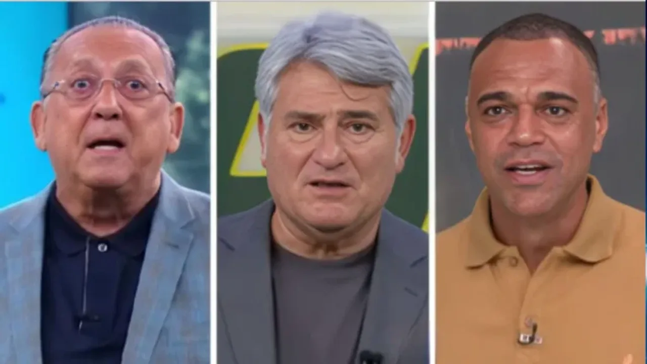 Estúdio de transmissão da TV Globo com microfones e equipamentos de narração esportiva