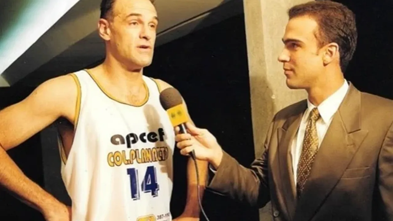 Oscar Schmidt arremessando bola de basquete durante partida histórica da Seleção Brasileira nos anos 80