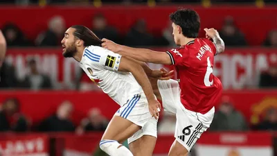 Puxão de cabelo expulsa Lisandro Martínez e Manchester United perde clássico