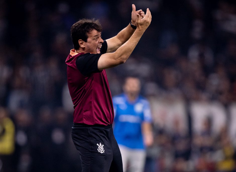 Fábio Santos alerta sobre influência de Diniz Sequência de expulsões expõe clima