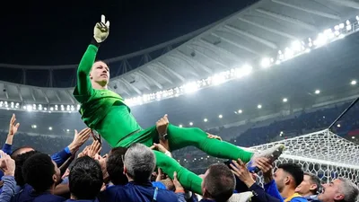Safonov vira de vilão a herói e guia PSG rumo à semifinal da Champions