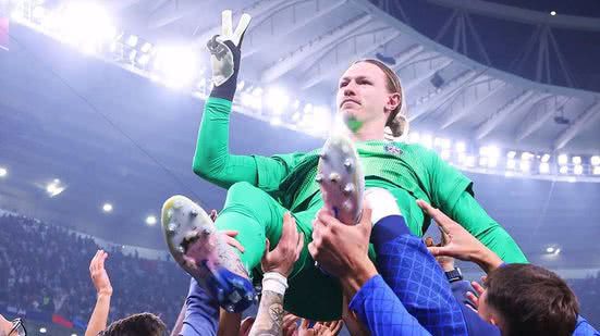 O paredão russo que assombrou Anfield Safonov vira de vilão a herói e guia PSG