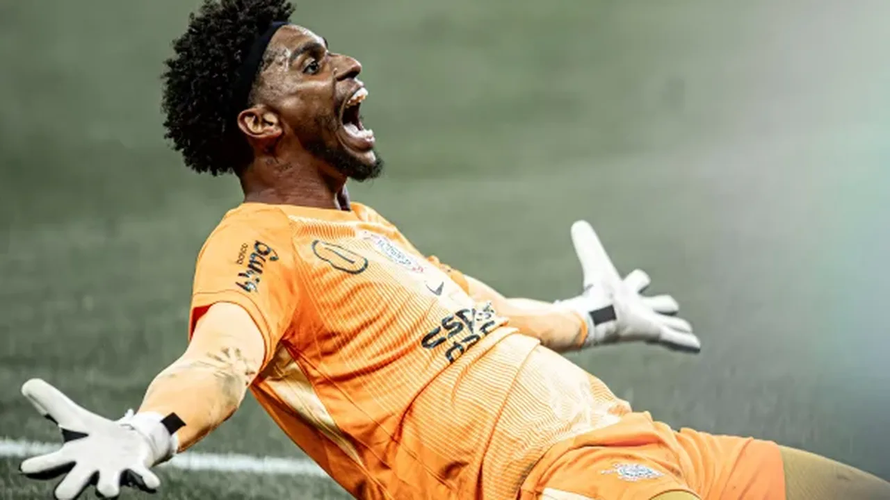 Goleiro Hugo Souza durante partida entre Corinthians e Portuguesa no estádio do Canindé