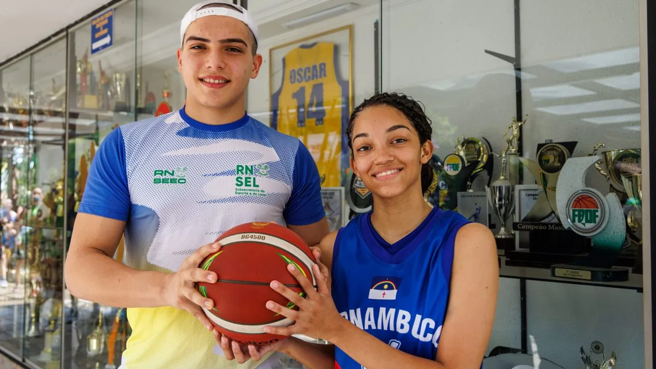 Oscar Schmidt em ação pela Seleção Brasileira de basquete durante partida olímpica histórica