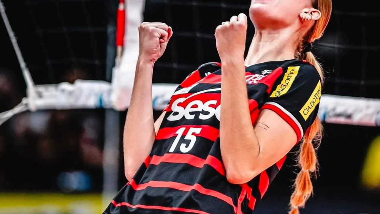 Helena Wenk atacando durante partida de vôlei no Maracanãzinho com torcida ao fundo