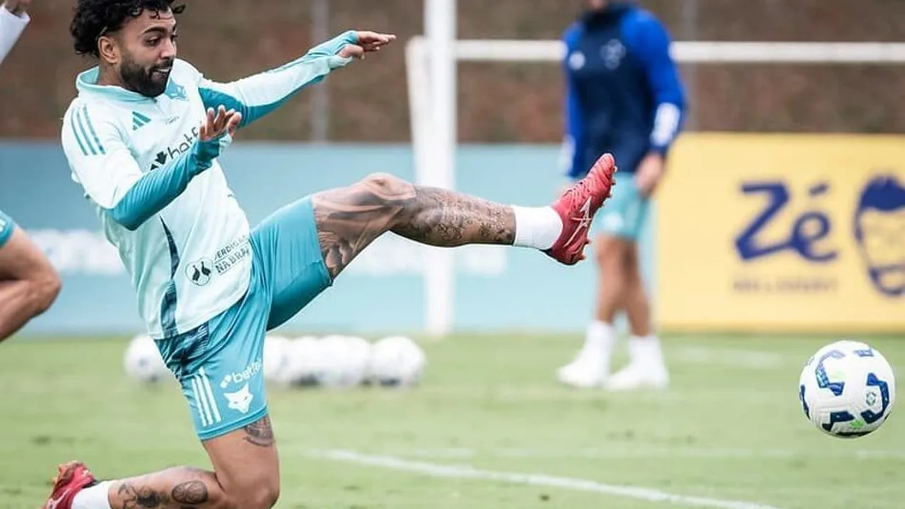 Jogadores do Cruzeiro cabisbaixos após derrota no Mineirão contra o Grêmio pela zona de rebaixamento