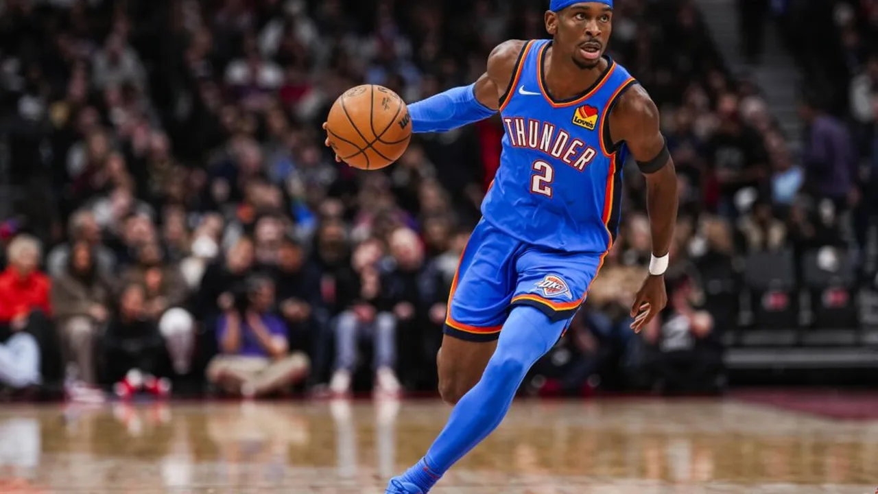 Shai Gilgeous-Alexander e Chet Holmgren comemorando vitória do Oklahoma City Thunder na temporada regular da NBA