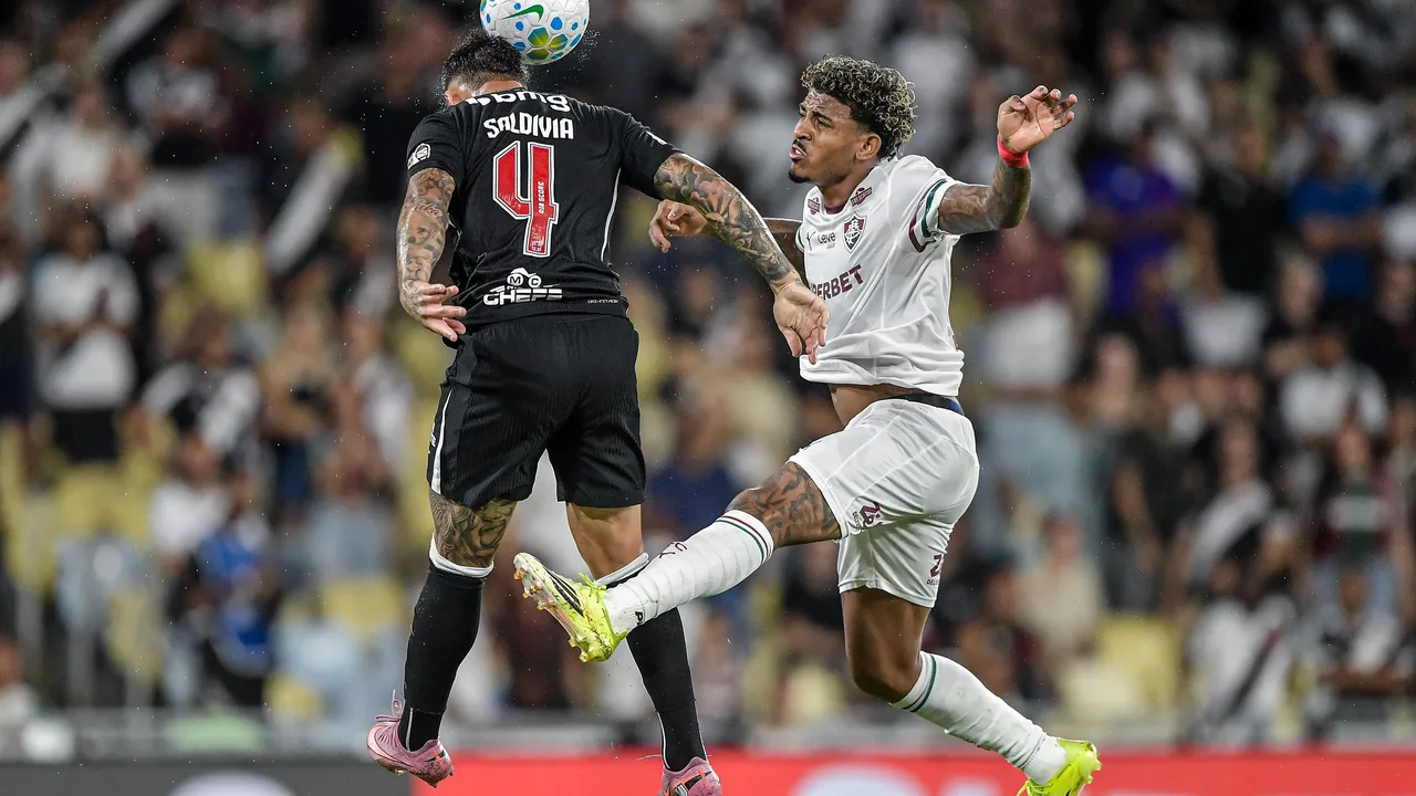 Renato Gaúcho orienta jogadores do Vasco durante treinamento em São Januário