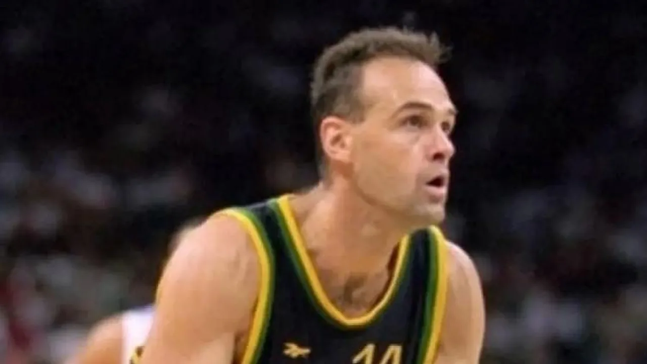 Oscar Schmidt emocionado em quadra de basquete vestindo camisa da seleção brasileira, representando quebra de paradigmas masculinos