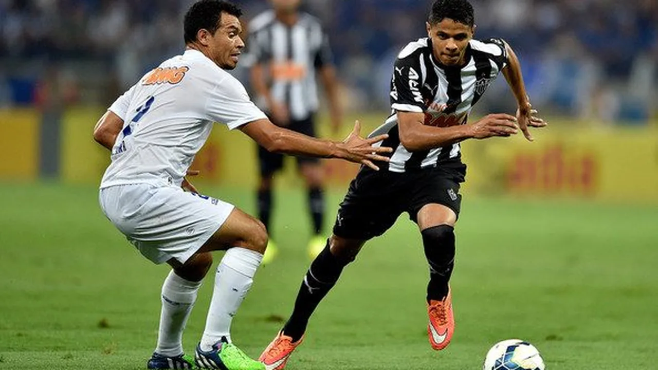 Jovem jogador brasileiro em campo durante partida do Brasileirão com expressão concentrada