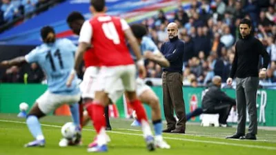 Guardiola e Arteta disputam xadrez tático no meio-campo pelo título inglês