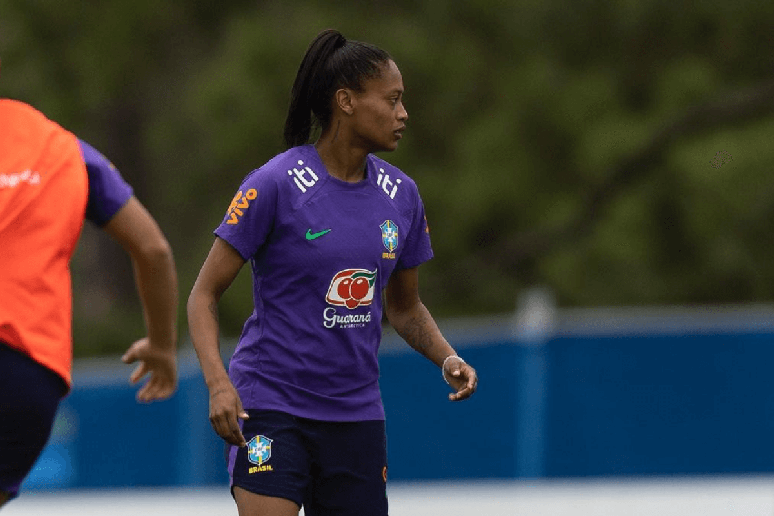 Da arquibancada ao gramado Ary Borges celebra 50 jogos e simboliza