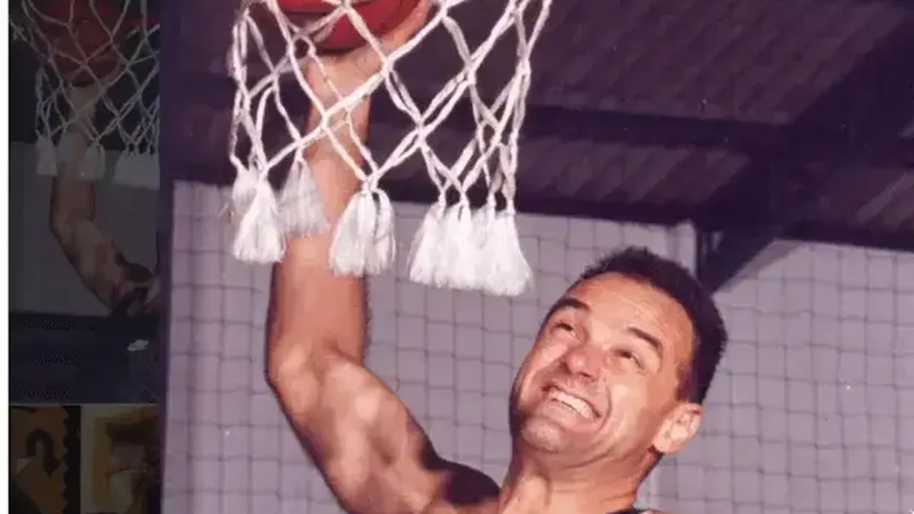 Oscar Schmidt em pose clássica de arremesso durante partida da Seleção Brasileira de basquete