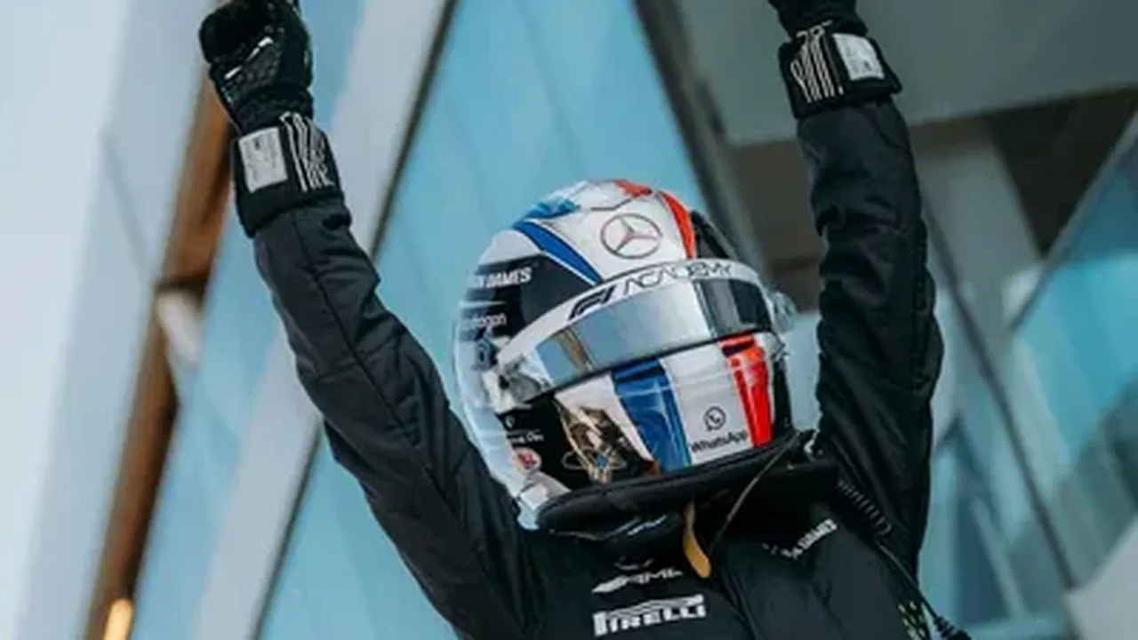 Doriane Pin pilotando Mercedes W12 na pista de Silverstone durante teste histórico da F1