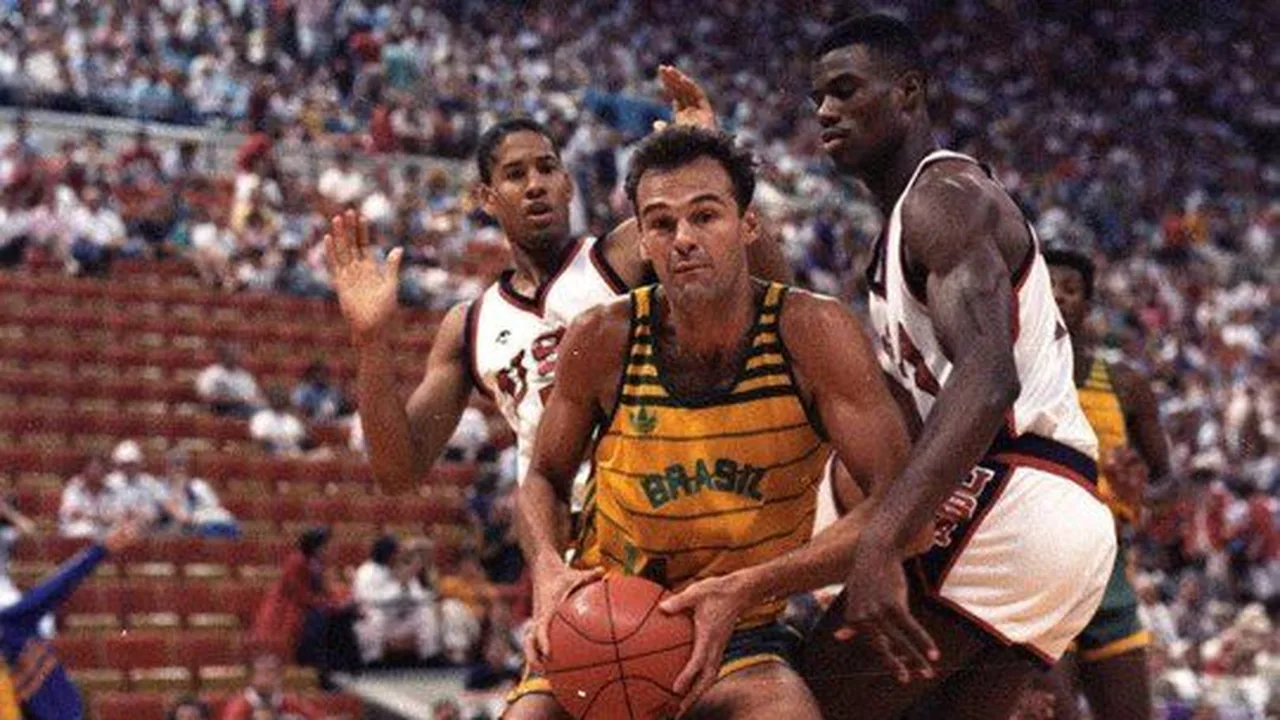 Jogador de basquete arremessando bola em quadra com uniforme do Flamengo número 14 em homenagem a Oscar Schmidt