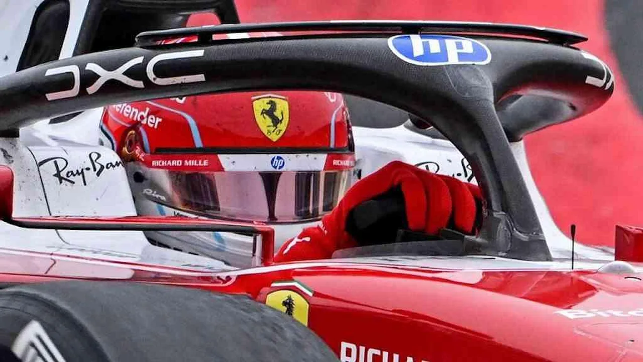Mecânicos trabalhando em motor de F1 durante pit stop com ferramentas e equipamentos técnicos