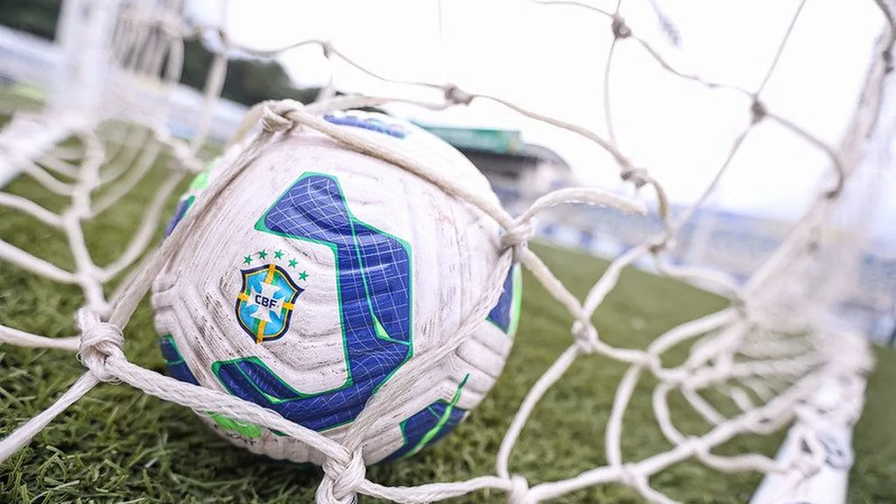 Jogadores de diferentes times da Série B disputando bola em campo durante partida da segunda divisão brasileira
