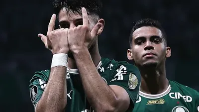 Arthur sofre pênalti e pressiona Abel para acabar com improviso na lateral