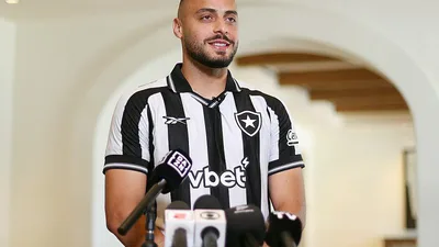 Arthur Cabral renasce no Botafogo após mudança tática e física