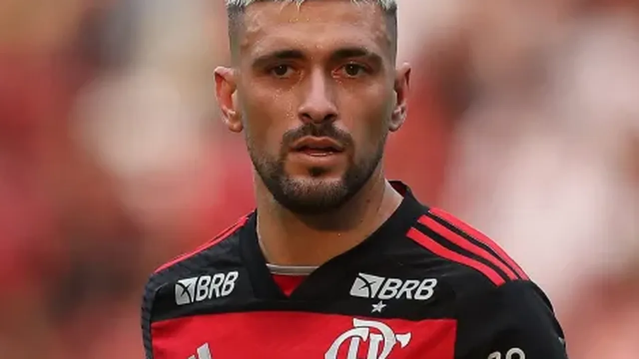 Arrascaeta e Bruno Henrique comemorando gol juntos pelo Flamengo na Libertadores no Maracanã
