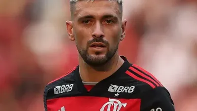 Arrascaeta e Bruno Henrique entram no top-3 das duplas históricas do Flamengo