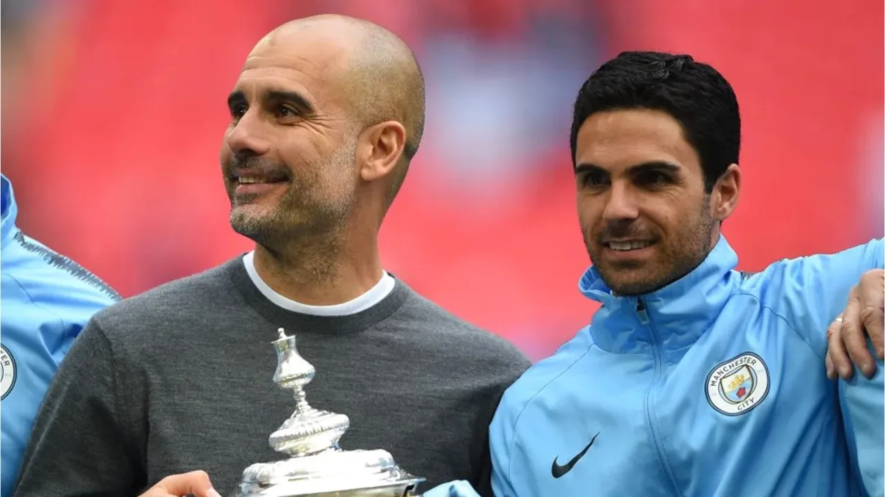 Pep Guardiola e Mikel Arteta se cumprimentam antes de confronto entre Manchester City e Arsenal no Etihad Stadium