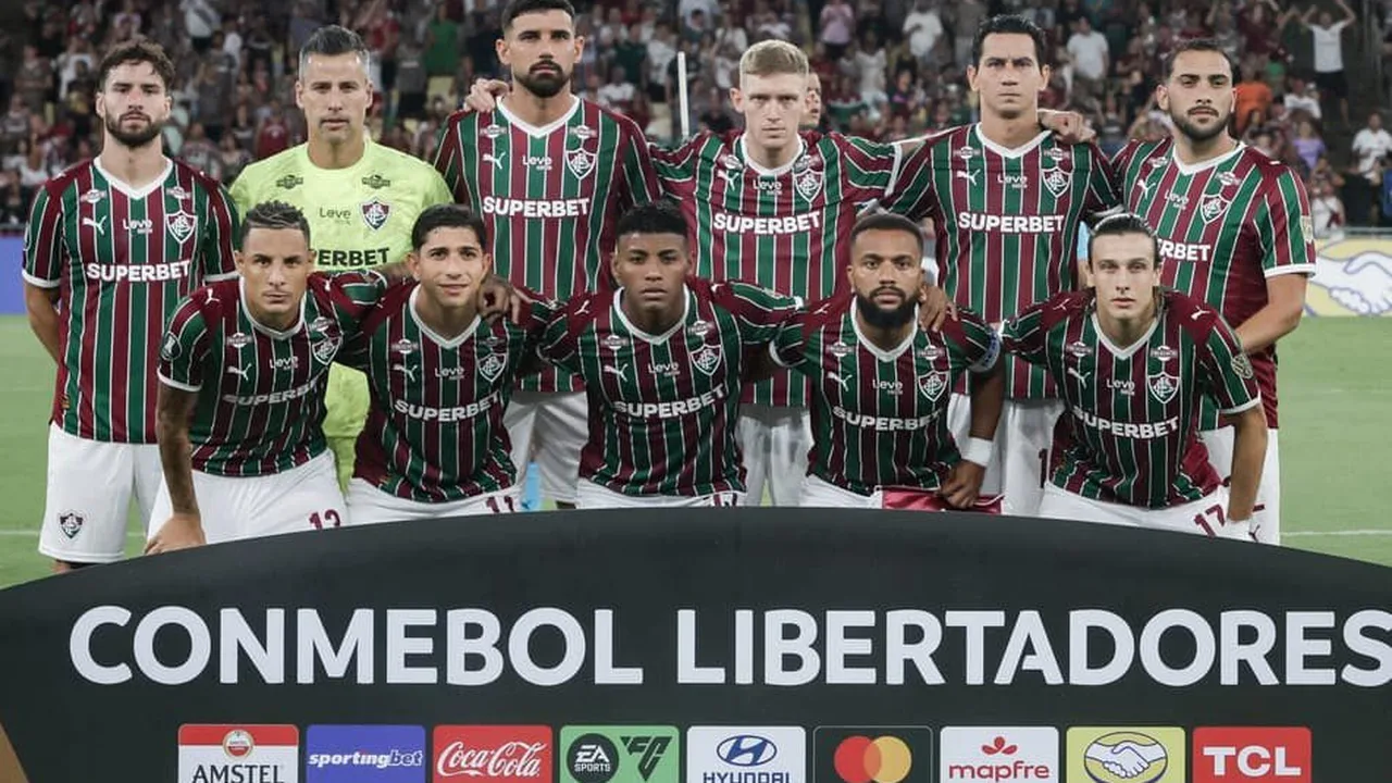 Torcedores do Fluminense protestam na sede social em Laranjeiras contra gestão Montenegro
