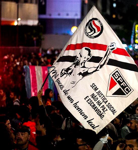 Transparência em xeque na era da profissionalização Protestos tricolores expõem