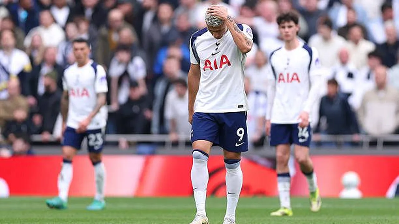 Pedro Porro comemora gol de cabeça contra o Brighton no Tottenham Hotspur Stadium pela Premier League