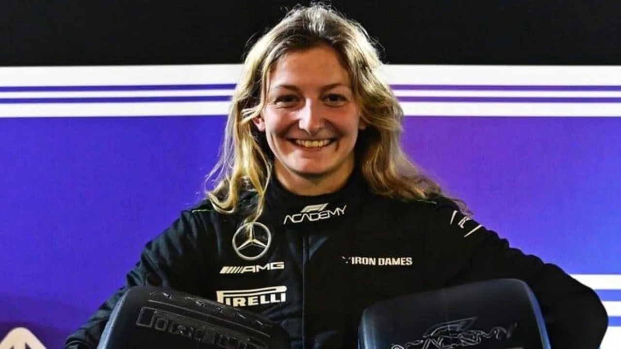 Pilota francesa Doriane Pin no cockpit do Mercedes W12 durante teste histórico em Silverstone