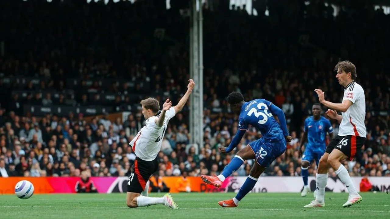 Jogadores de Brentford e Fulham disputam bola no gramado do Gtech Community Stadium durante empate sem gols
