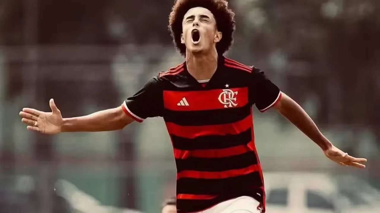 Jorge Carrascal em ação pelo Flamengo durante partida no Maracanã, contrastando investimento milionário com apostas jovens