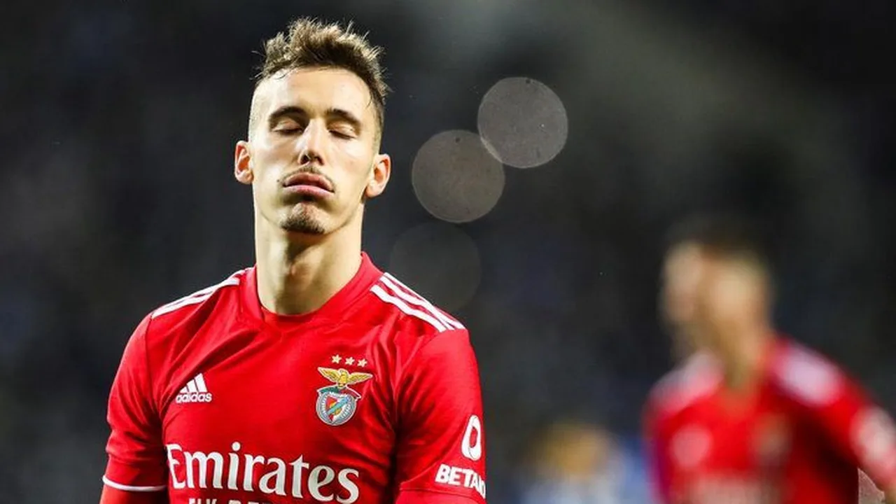 Alejandro Grimaldo em ação pelo Bayer Leverkusen durante partida da Bundesliga alemã