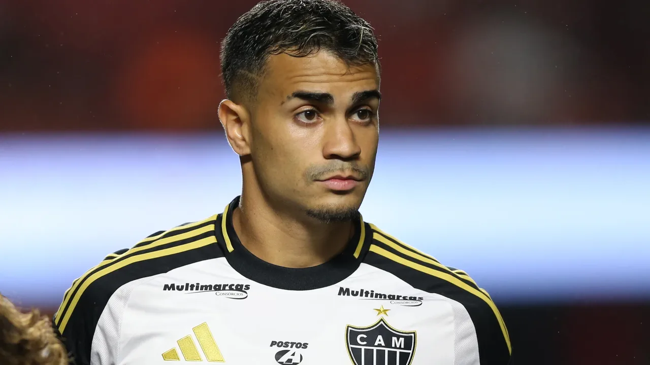 Reinier durante treino no CT do Atlético-MG cercado por seguranças após episódio de intimidação