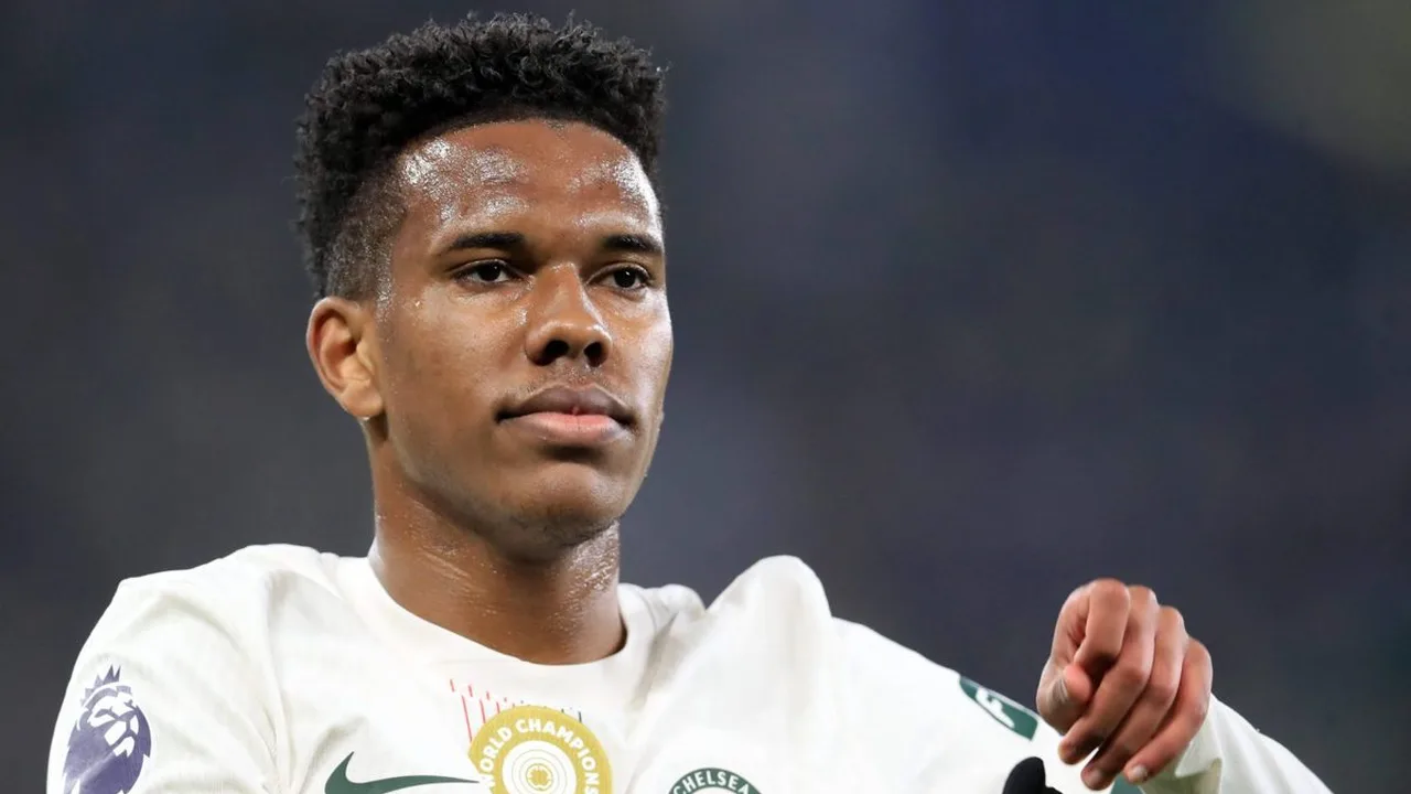 Estêvão do Chelsea segurando a coxa direita durante partida contra Manchester United em Stamford Bridge