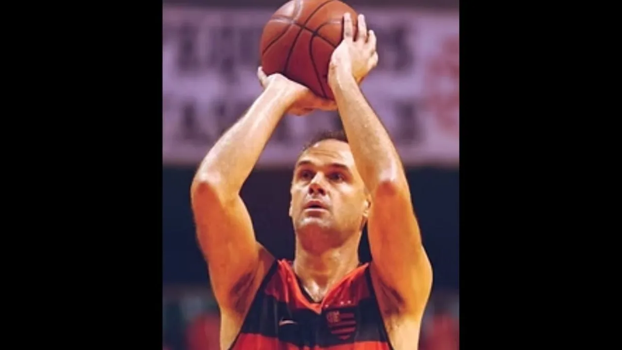 Oscar Schmidt em ação pela seleção brasileira de basquete durante partida histórica
