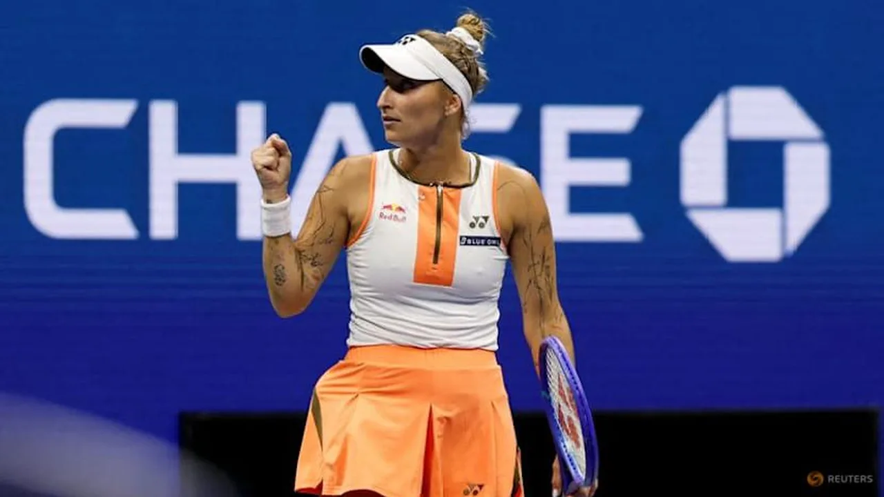 Marketa Vondrousova em quadra de tênis, expressão concentrada durante partida profissional em torneio WTA